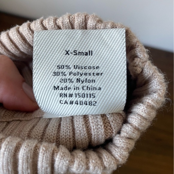 Varley, XS (measures bigger), designer beige ribbed mock neck side zip knit top - Picture 9 of 9